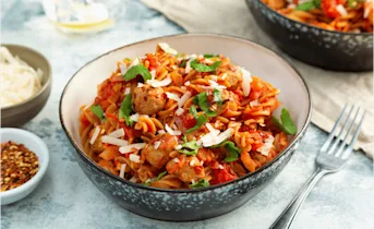 Fusilli met tomatensaus en varkenssaucijs
