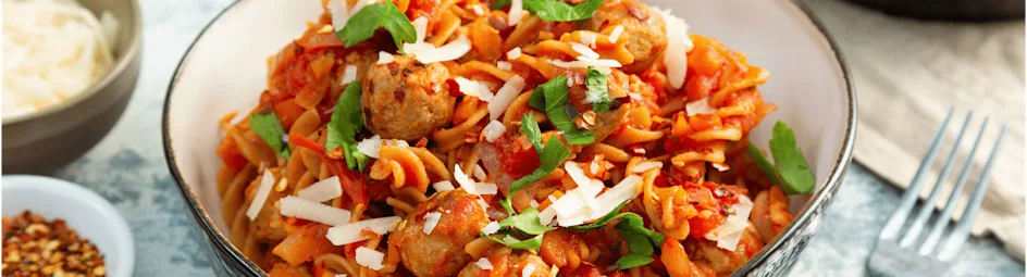 Fusilli met tomatensaus en varkenssaucijs