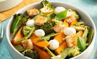 Geroosterde zoete aardappel salade met mozzarella