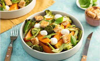 Geroosterde zoete aardappel salade met mozzarella
