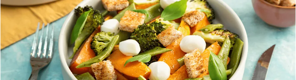Geroosterde zoete aardappel salade met mozzarella