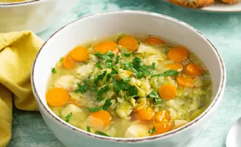 Maaltijdsoep met kip en spruitjes