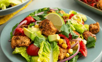 Mexicaanse salade met gekruide kip