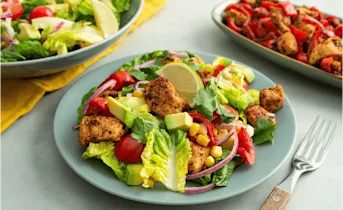 Mexicaanse salade met gekruide kip