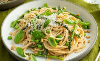 Spaghetti met asperges en erwtjes