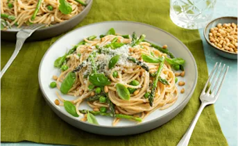 Spaghetti met asperges en erwtjes