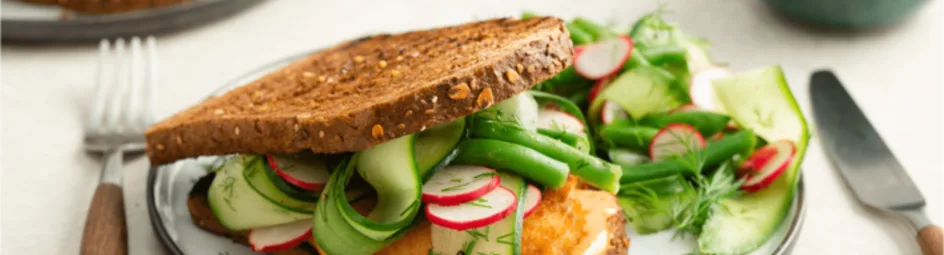 Pittige kabeljauwburger met komkommersalade