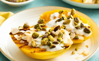 Gegrilde mango met limoenyoghurt en pistache