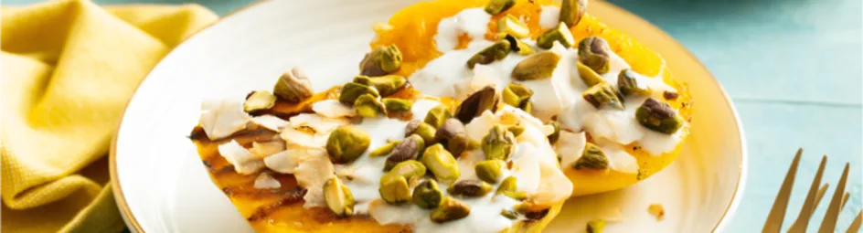 Gegrilde mango met limoenyoghurt en pistache