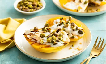 Gegrilde mango met limoenyoghurt en pistache