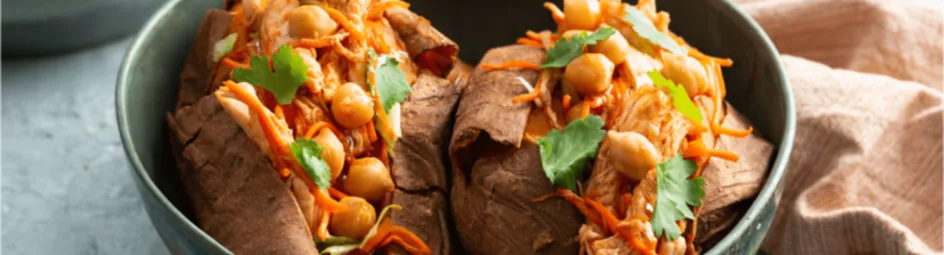 Gevulde zoete aardappelen met pulled chicken