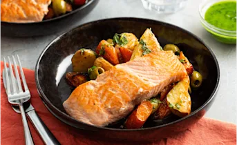 Geroosterde aardappels en wortelen met zalm