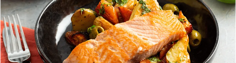 Geroosterde aardappels en wortelen met zalm