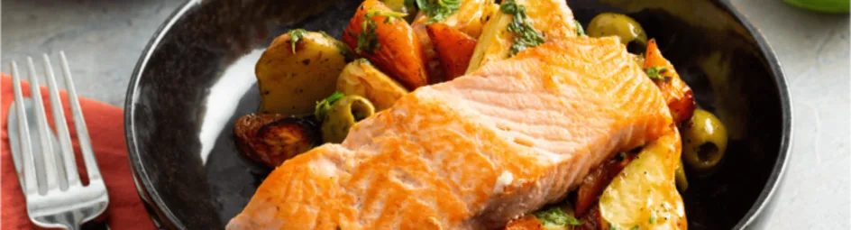 Geroosterde aardappels en wortelen met zalm