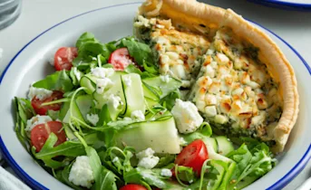 Vegetarische quiche met courgette salade