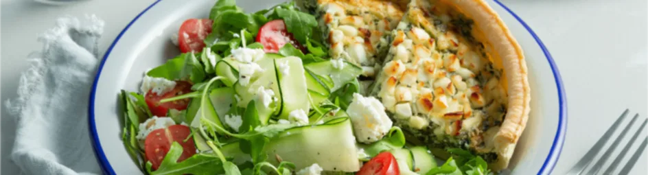 Vegetarische quiche met courgette salade