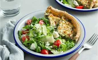 Vegetarische quiche met courgette salade