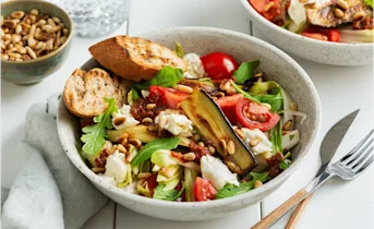 Geroosterde aubergine salade met mozzarella en pesto