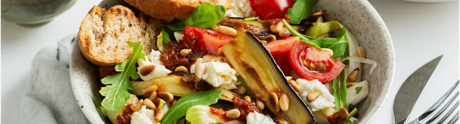 Geroosterde aubergine salade met mozzarella en pesto