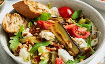 Geroosterde aubergine salade met mozzarella en pesto