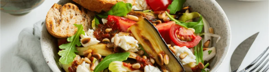 Geroosterde aubergine salade met mozzarella en pesto