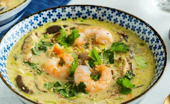 Oosterse soep met garnalen en kokosmelk