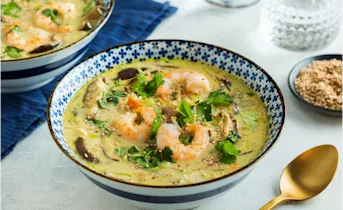 Oosterse soep met garnalen en kokosmelk