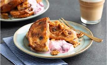 Wentelteefjes van krentenbollen met kersen