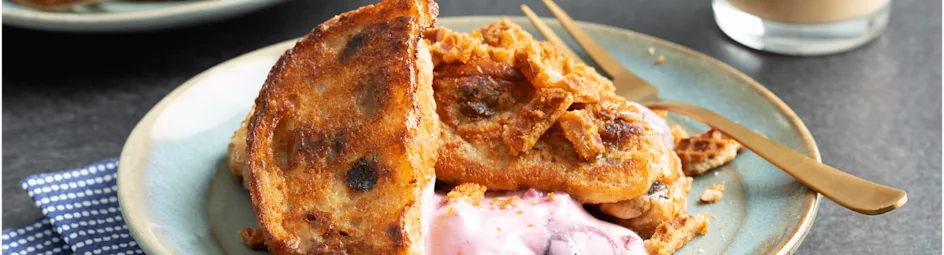 Wentelteefjes van krentenbollen met kersen