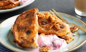 Wentelteefjes van krentenbollen met kersen