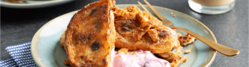 Wentelteefjes van krentenbollen met kersen