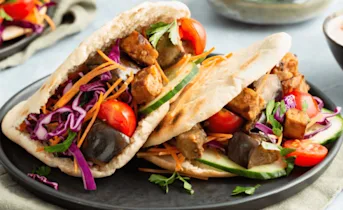 Pitabroodjes met tempeh en rauwkostsalade