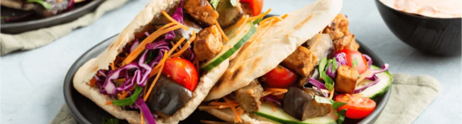 Pitabroodjes met tempeh en rauwkostsalade