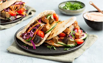 Pitabroodjes met tempeh en rauwkostsalade