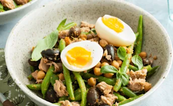 Mediterraanse salade met tonijn