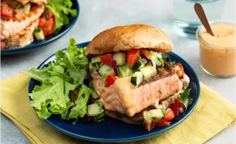 Gegrilde zalmburger met komkommersalsa