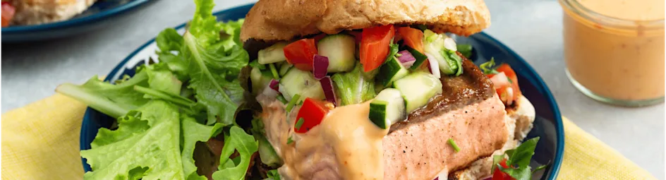 Gegrilde zalmburger met komkommersalsa