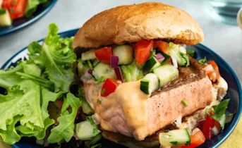 Gegrilde zalmburger met komkommersalsa