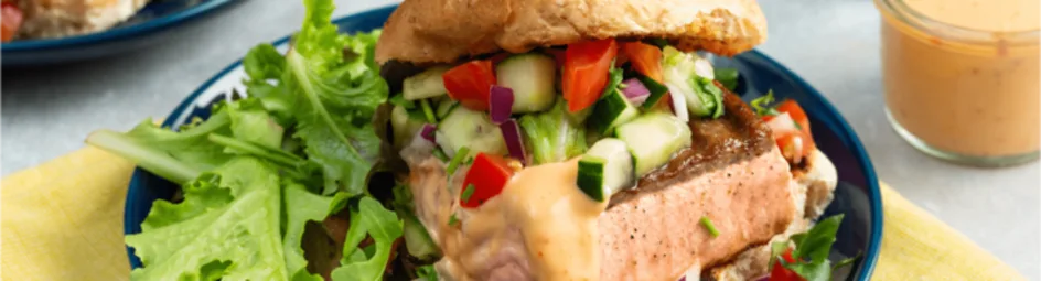 Gegrilde zalmburger met komkommersalsa
