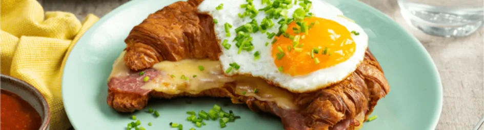 Croissant croque madame
