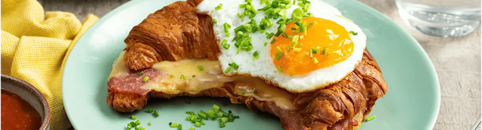 Croissant croque madame