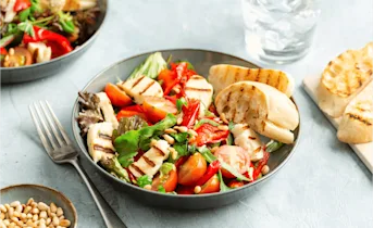 Geroosterde paprika salade met halloumi en pijnboompitten