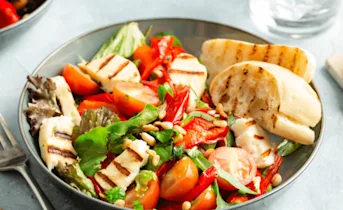 Geroosterde paprika salade met halloumi en pijnboompitten