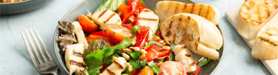 Geroosterde paprika salade met halloumi en pijnboompitten