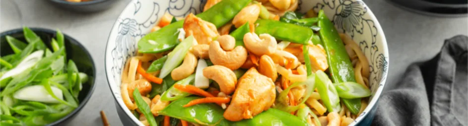 Bami met teriyaki kip, peultjes en cashewnoten