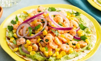 Open wraps met garnalen en maïssalade