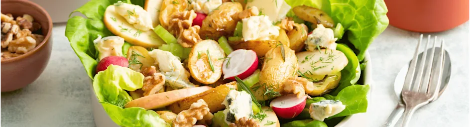 Frisse aardappelsalade met blauwe kaas
