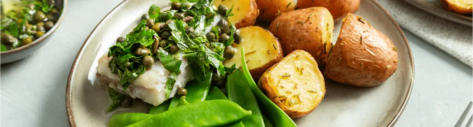 Gebakken koolvis met aardappeltjes en groene salsa