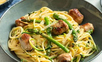 Pasta carbonara met saucijzen en courgette