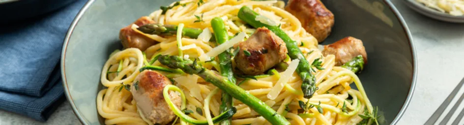 Pasta carbonara met saucijzen en courgette